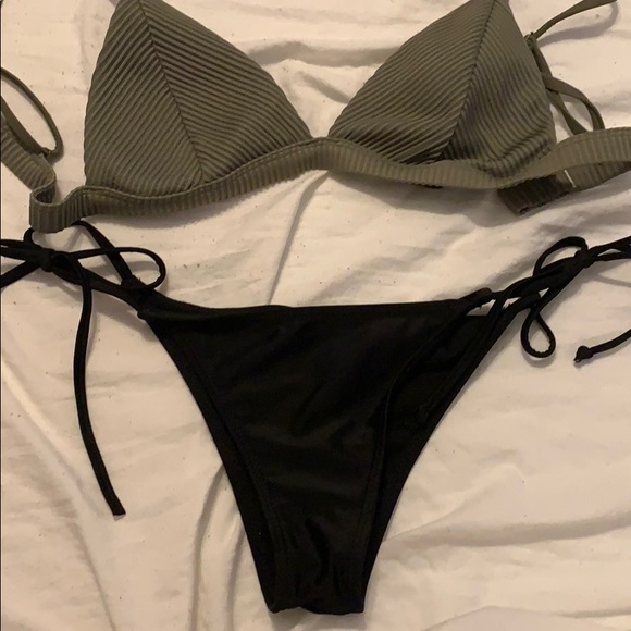 small top and bottom. - Picture 1 of 3